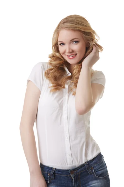 Uśmiechający się modelu w ubranie, na białym tle — Zdjęcie stockowe