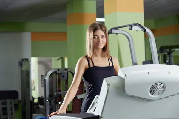 Image de jolies filles aux yeux bleus s'entraîne dans la salle de gym — Photo