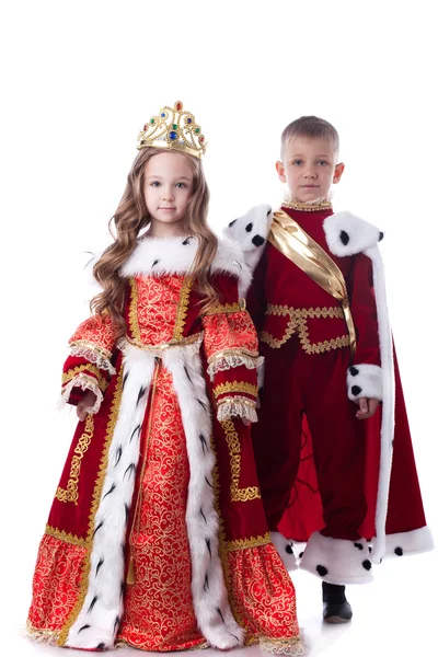 Симпатичные брат и сестра позируют в королевской одежде — стоковое фото