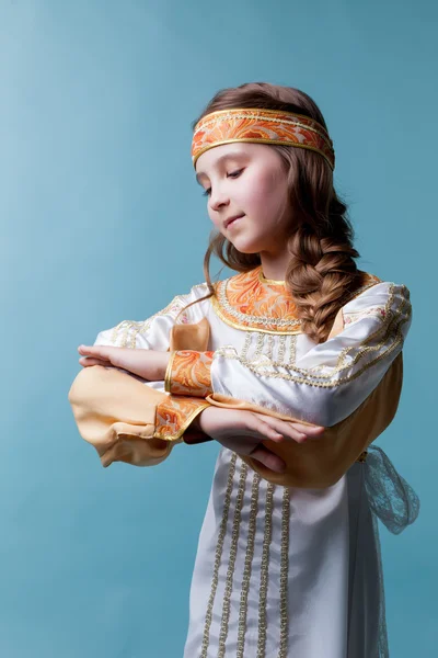 Ritratto di adorabile ragazza che balla in costume folk — Foto Stock