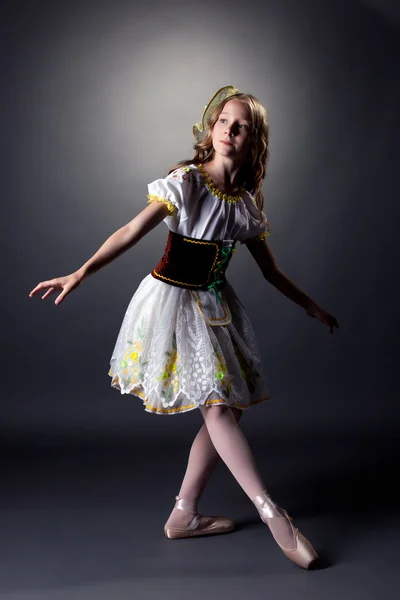 Omtänksamma unga ballerina dans i folk klänning — Stockfoto