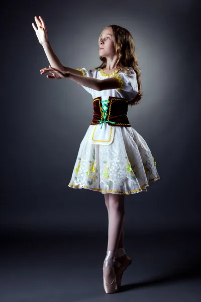 Bilden av lockigt ballerina poserar i folk klänning — Stockfoto