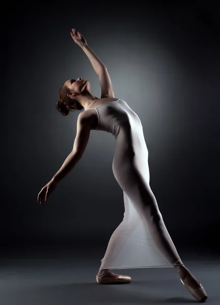 Сексуальна витончена балерина позує в студії — стокове фото