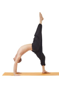 Yoga dersleri. Adam zor asana poz