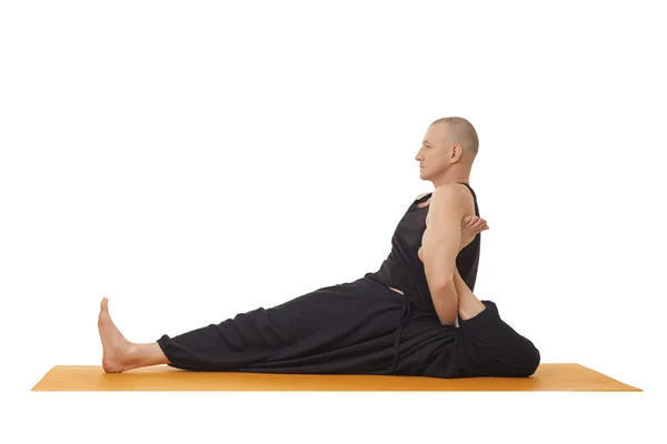 Cours de yoga. Homme flexible posant à la caméra — Photo