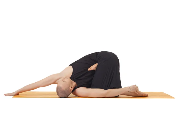Uomo che fa yoga, isolato su sfondo bianco — Foto Stock