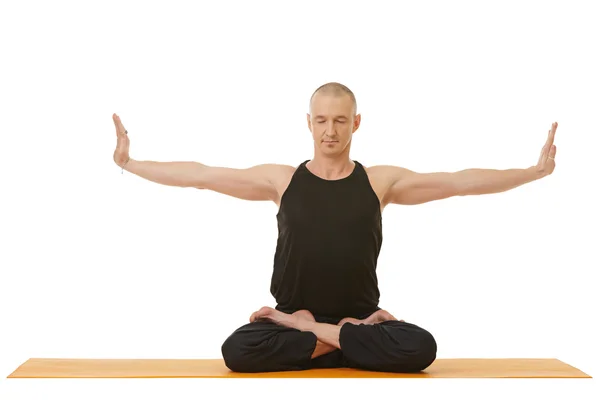 Bilden av koncentrerad man gör yoga övning — Stockfoto