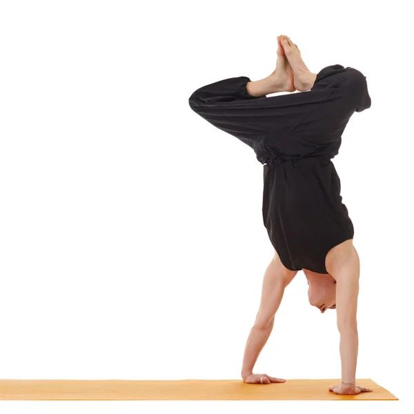 Yoga lessen. Afbeelding van instructeur doen handstand — Stockfoto