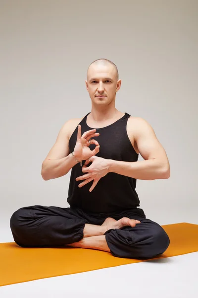 Bonito yogi posando na câmera enquanto meditava — Fotografia de Stock