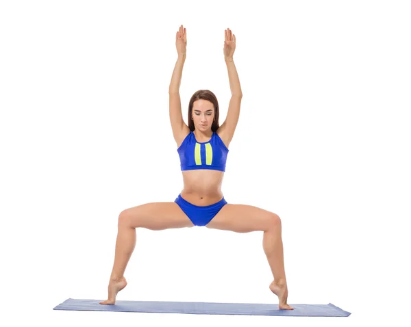 Zgrabna brunetka robi ćwiczenia jogi — Zdjęcie stockowe