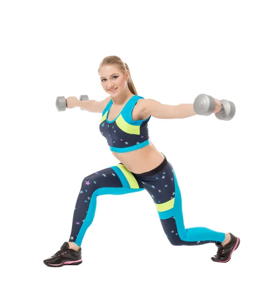 Menina desportiva bonito posando com halteres — Fotografia de Stock