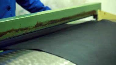 Kusurları için ayakkabı deri malzeme üzerinde arama