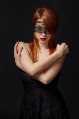 Dantel maskesi gözleri olan Kızıl saçlı güzellik