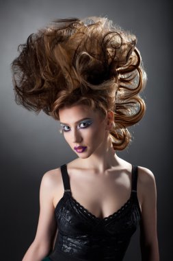 Sıcak yaratıcı model kameraya poz portresi