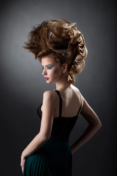 Зображення моделі з об'ємним волоссям та диско-макіяжем — стокове фото
