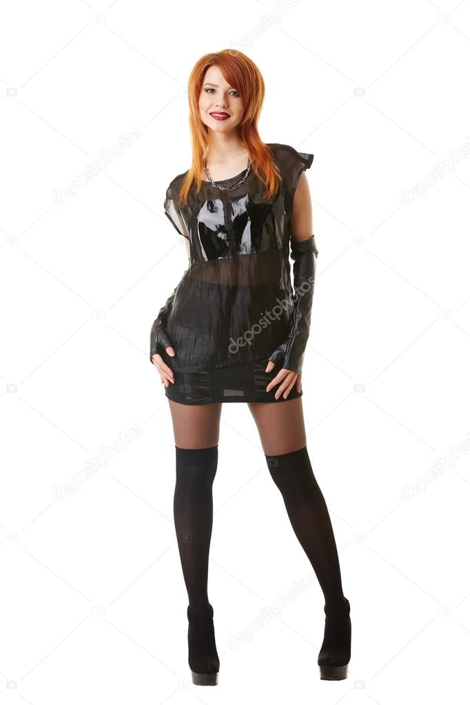 Sexy modelo de pelo rojo posando en traje rockero — Fotos ...