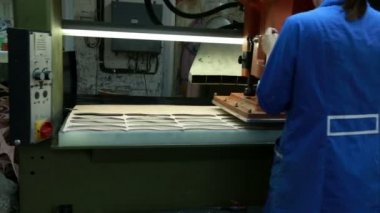 Çalışan kadın basın kullanarak tabanlık yapım görünümünü