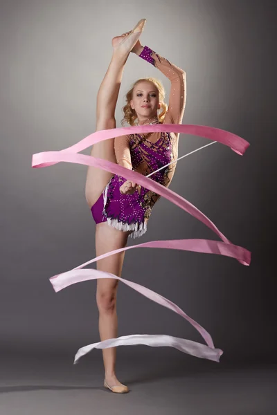 Постріл гнучкої молодої гімнастки танцює зі стрічкою — стокове фото