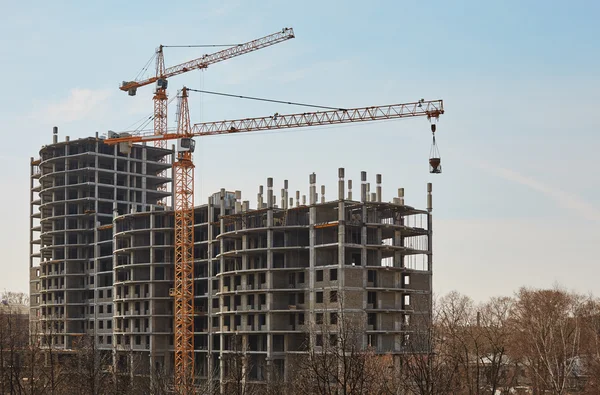 Image of building under construction and cranes — Stock Photo, Image