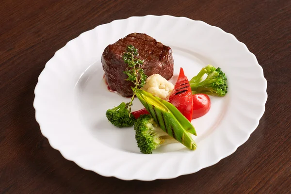 Вкусное жареное мясо с овощами на гриле — стоковое фото