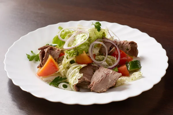 Delicious salad made of meat and vegetables — Stock Photo, Image