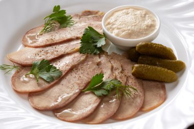 Soğuk etler, turşu ve sos. Restoran gıda