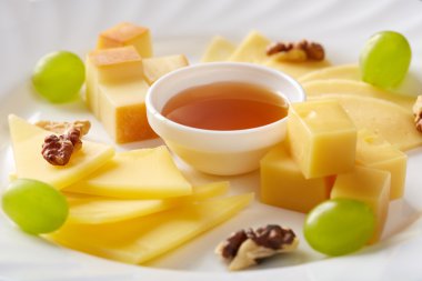 Lezzetli birkaç çeşit peynir Dilimleme