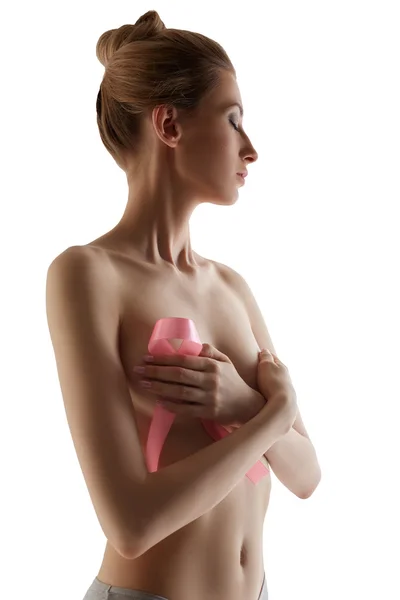 ピンクの乳がんの啓発リボンを持つ女性 — ストック写真