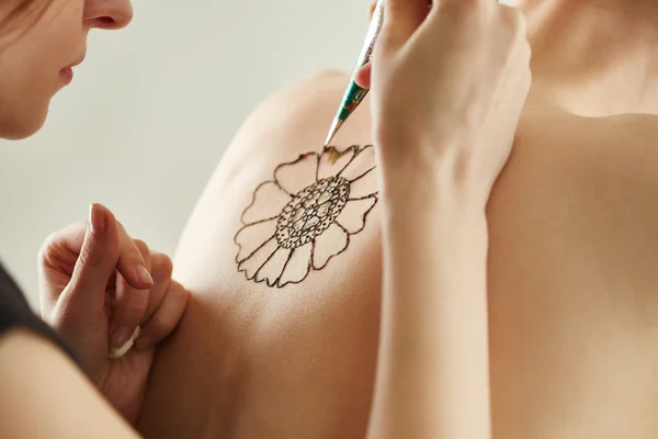 Mehndi master dibujo con henna en los modelos de vuelta —  Fotos de Stock