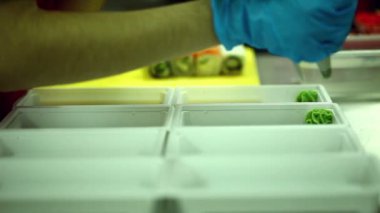 Şef görünümünü wasabi kapsayıcısında dökülen
