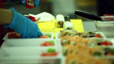 Şef kırmızı balık havyar suşi dips