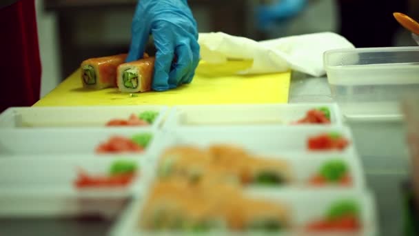 Chef cortando sushi com peixe, close-up — Vídeo de Stock