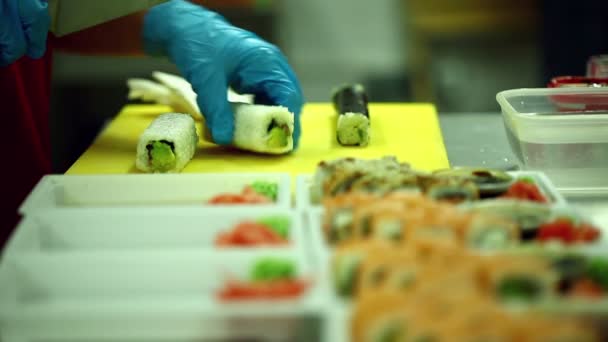 Vista do chef cozinhar sushi com legumes — Vídeo de Stock