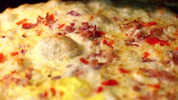 El queso sobre la pizza se derrite del calor del horno — Vídeo de stock