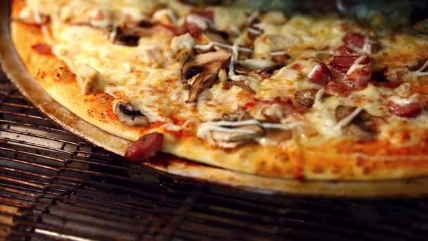 Traditionell italiensk pizza bakning i ugn — Stockvideo