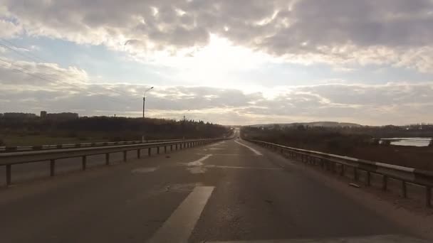 Blick aus dem Autofenster auf der Autobahn — Stockvideo