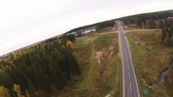 Vista superior da rodovia corre perto da aldeia — Vídeo de Stock