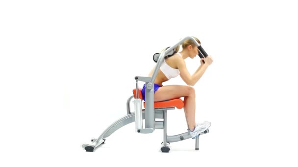 Treino de mulher esbelta em exercitador isodinâmico — Vídeo de Stock