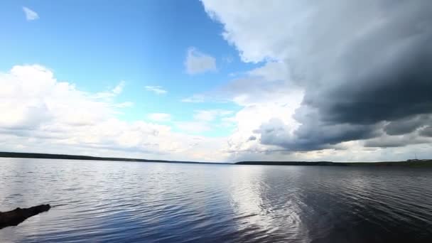 Широкая открытая вода озера в летний облачный день — стоковое видео