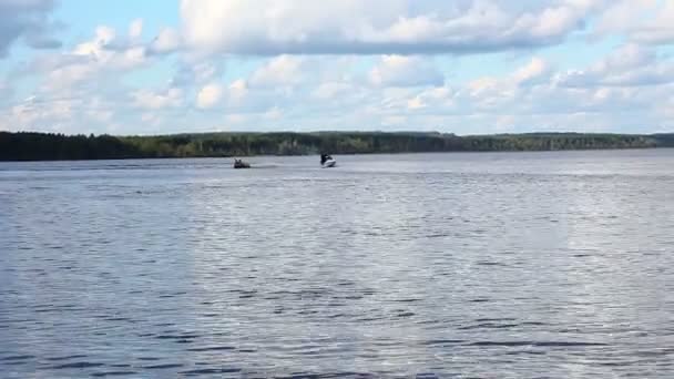 Moto acuática rápida en el lago en el día de verano — Vídeo de stock