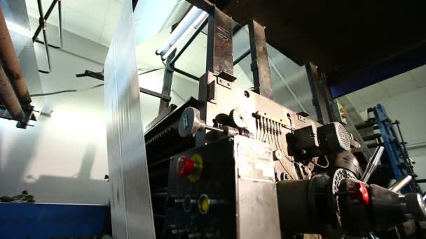 Imprimerie machine à journaux au travail — Video