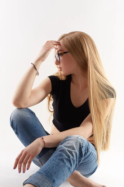 Sexy Blondine mit Brille, isoliert auf weiß — Stockfoto