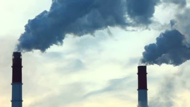 tüp Rusya'da kış gün batımında duman oluşturmak