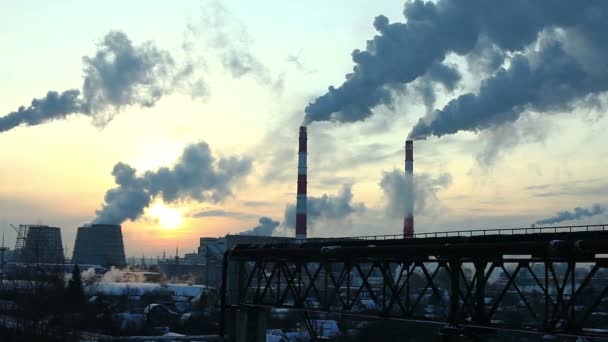 Vista industrial de invierno al atardecer con humo — Vídeo de stock