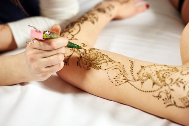 Mehndi. Kına modelleri yandan uygulama ana