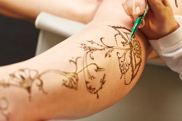 Mehndi master posing while working, close-up — Stock Photo, Image