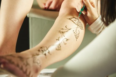 Stüdyo anlık görüntüsünü mehndi ana iş başında