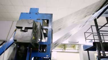 Pan bir matbaada büyük gazete makinenin