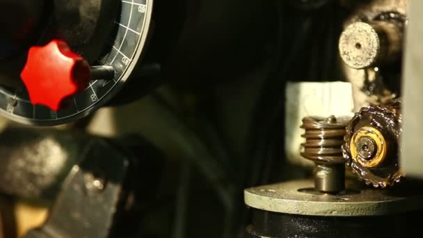 Detalle de la máquina de tipografía y botón rojo — Vídeos de Stock