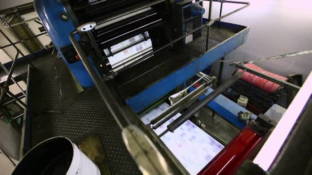 Vista sulla linea di produzione tipografica della macchina da stampa — Video Stock